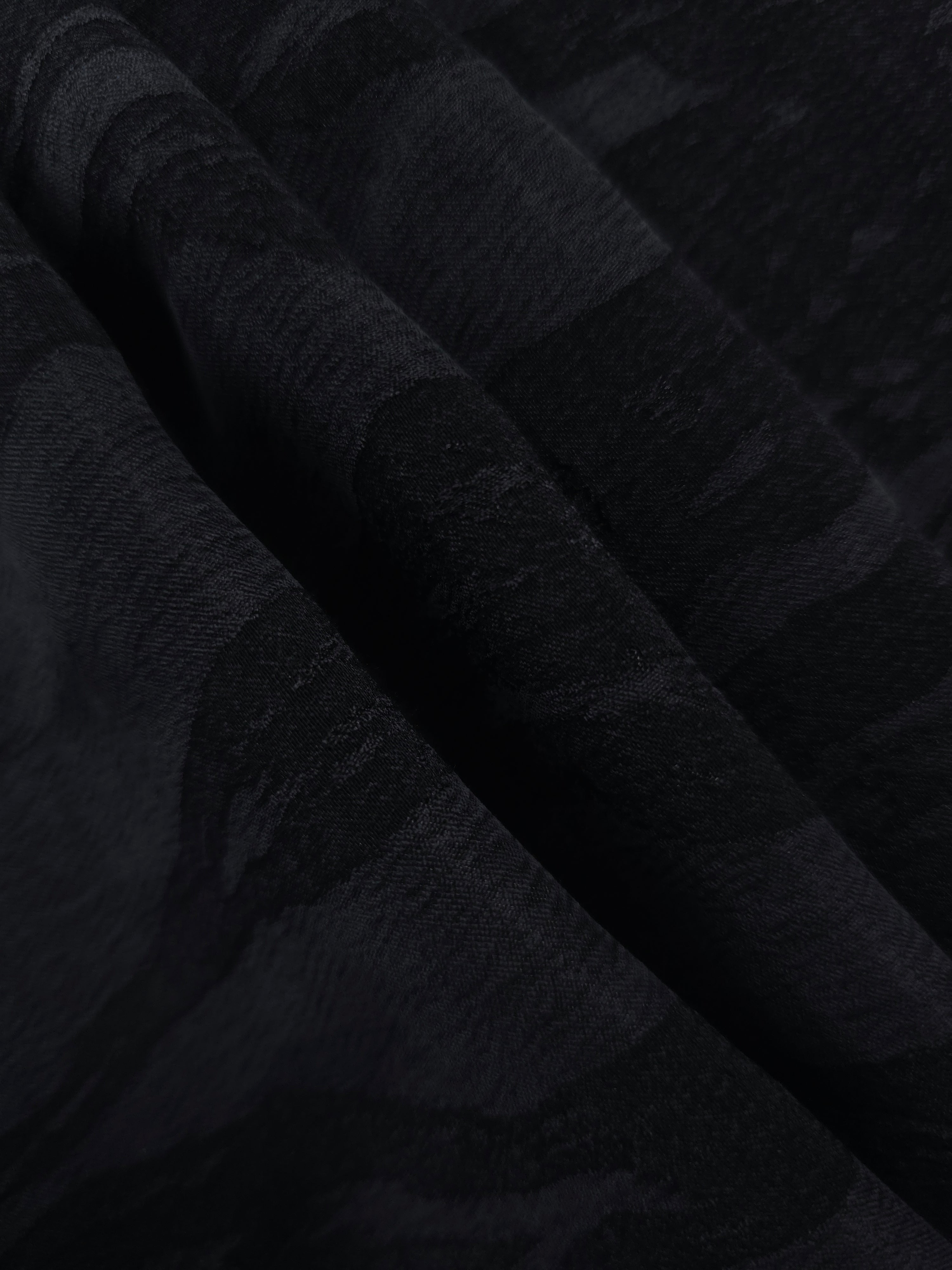 Folded black leaf jacquard in lyocell viscose for tailored blouses and layered looks.